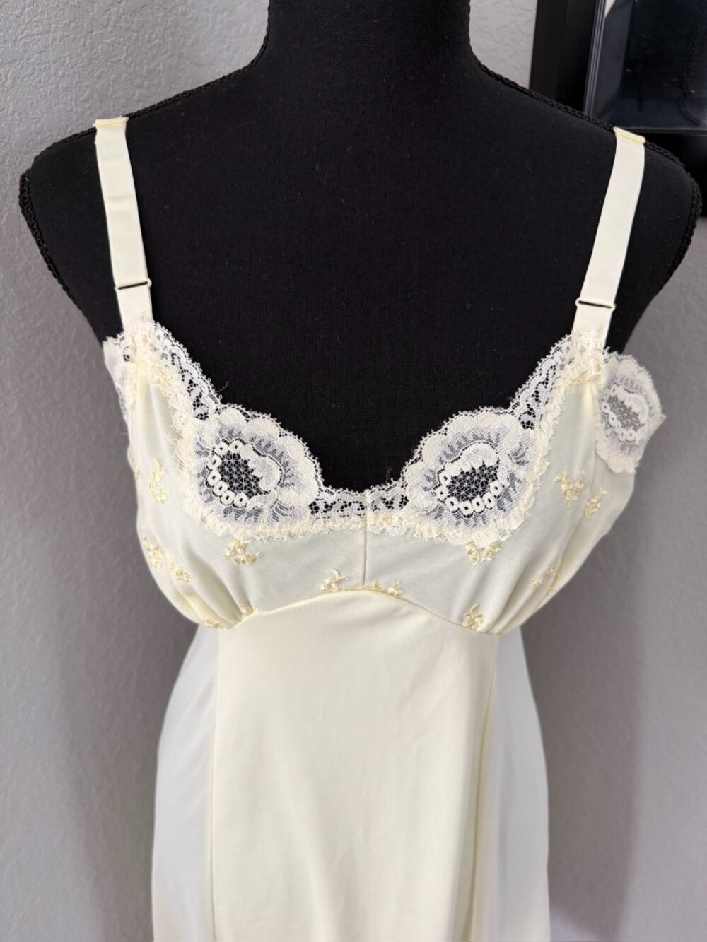 VTG 60s Embroidered Lace Slip Dress Chemise PHILMAID Pale Yellow 34 - Picture 8 of 12